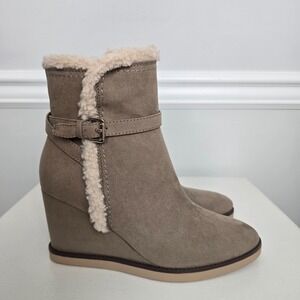 Unisa Boots Womens Size 8.5M Mobii Gray Faux Suede Buckle Mom Core Wedge Bootie